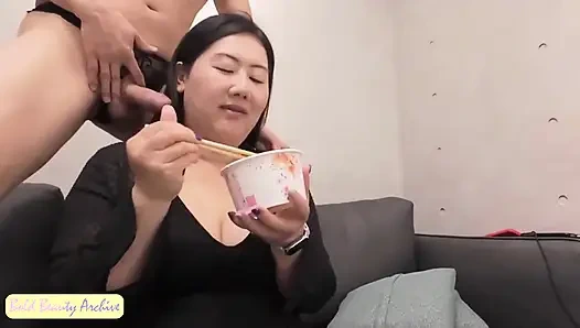 Игра с кримпаем в горло в трусиках с первого встреча с игрой с кримпаем в горло, три кульминации