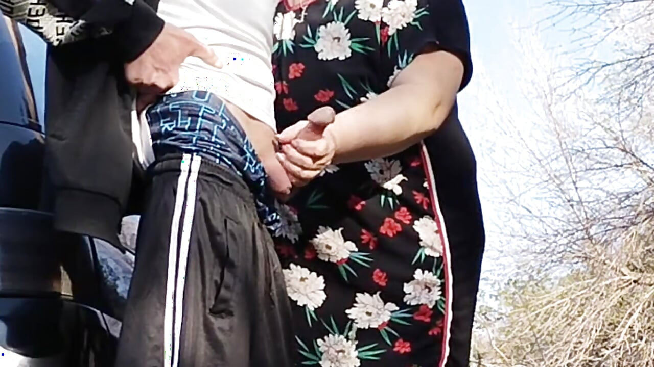 Tchýně mi drží ptáka, zatímco čůrám a pak ho saje na veřejnosti