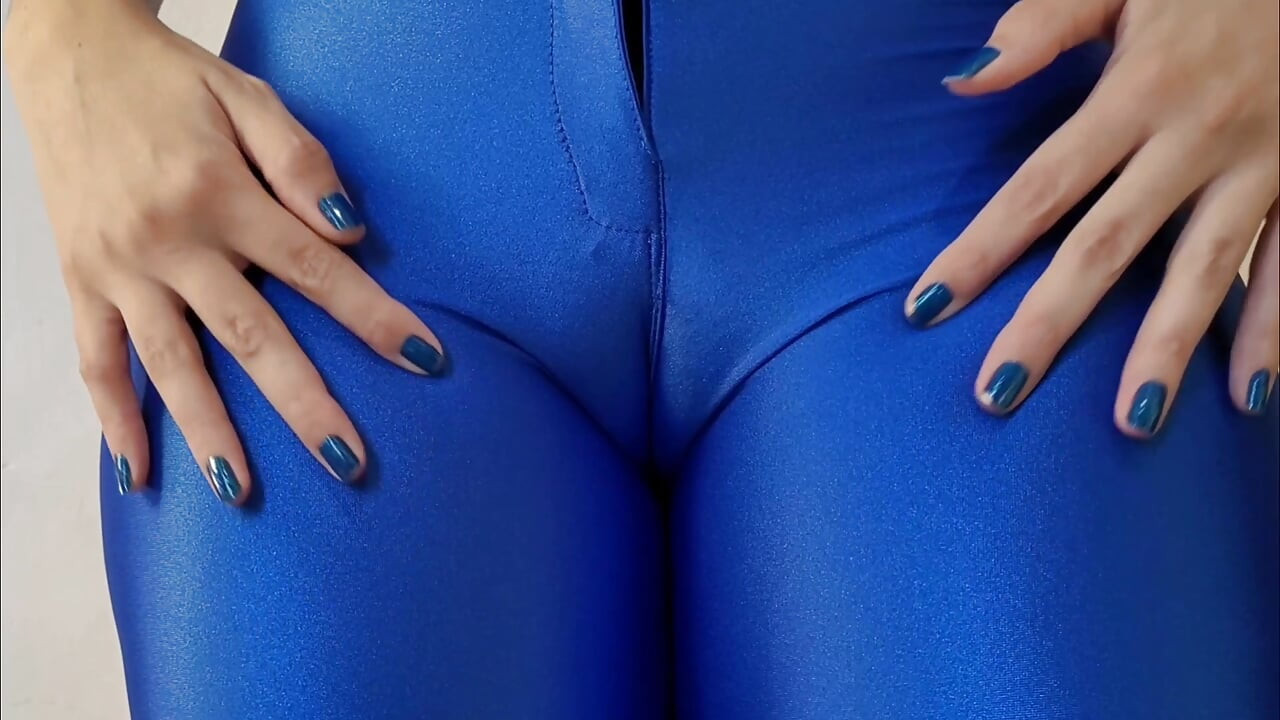 Hot big ass in leggings showing hairy cameltoe