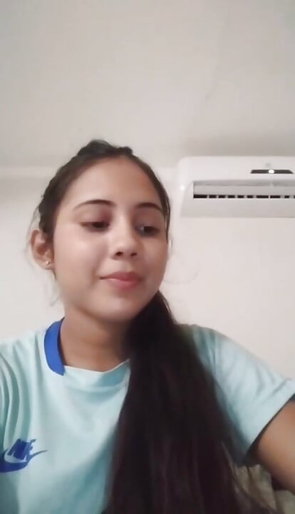 Awek desi menunjukkan tubuhnya di bilik tidur