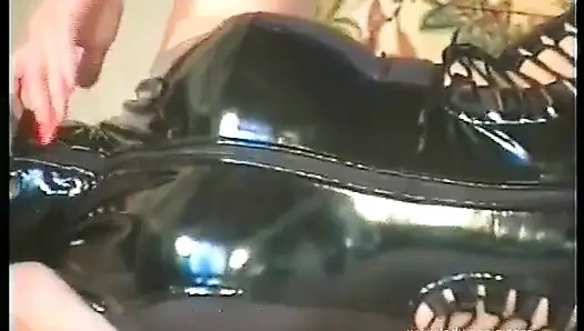 Karen Pamer Tubuh Dua