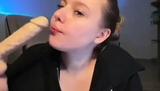 Jucielussie Deepthroat and cumming close up