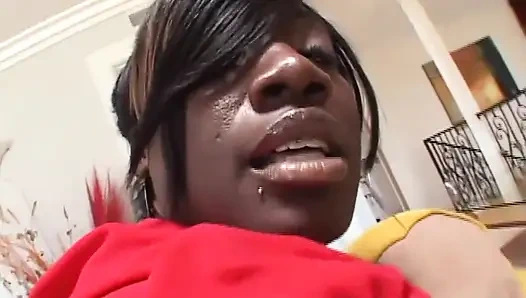 Сенсационную чернокожую с большой задницей жестко трахает большой черный член