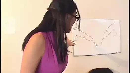 Professora asiática gata fica com raiva do aluno e acaba sendo fodida por ele na classe
