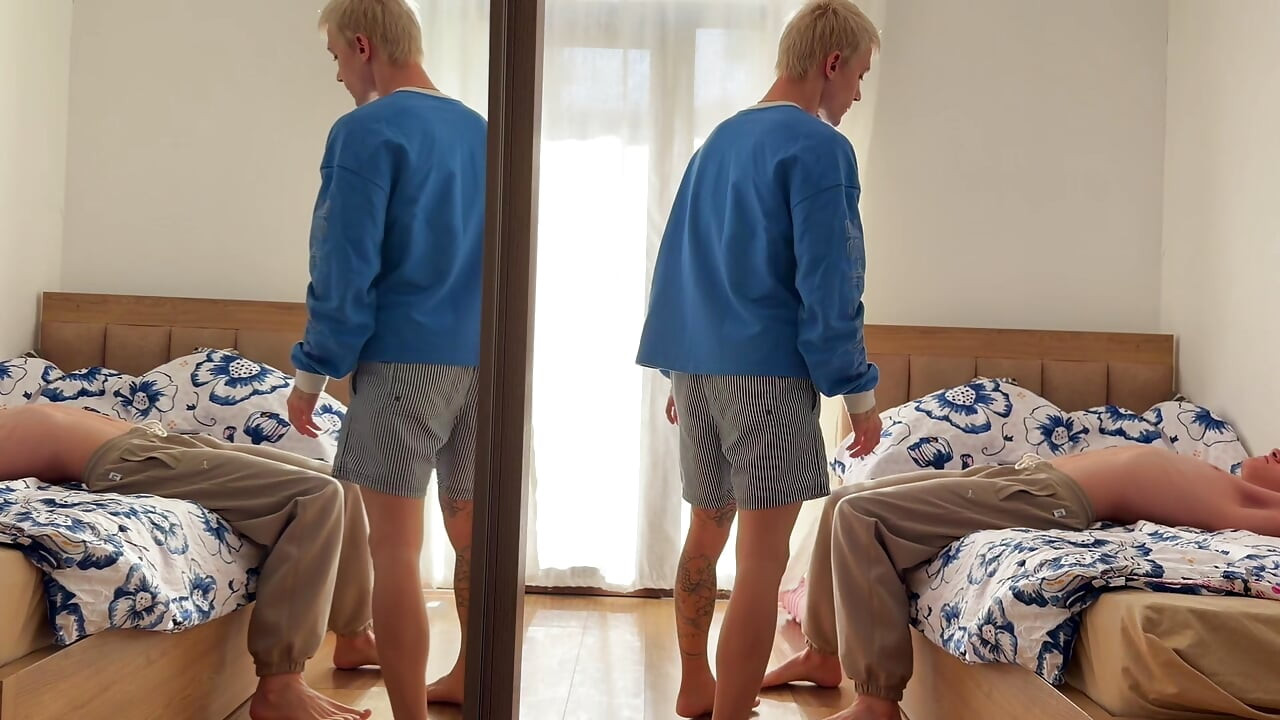 Dybt blowjob og kneppe af en sød fyrs stramme røv