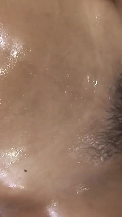 オイルを塗った女の子が毛深い膣と口に硬い竿を渇望する |クリップ3