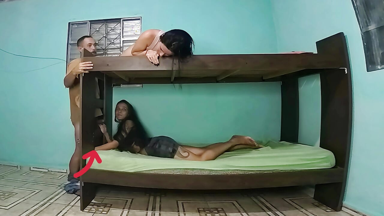 Tension élevée dans le lit superposé : copine sur le dessus, amie en bas, copain au milieu du chaos