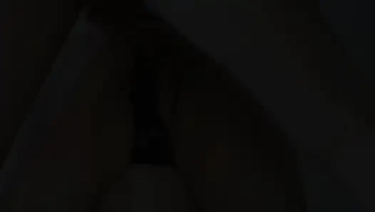 Kameranın önünde yakın çekim, orta yaşlı seksi kadının amcığı spermle dolu