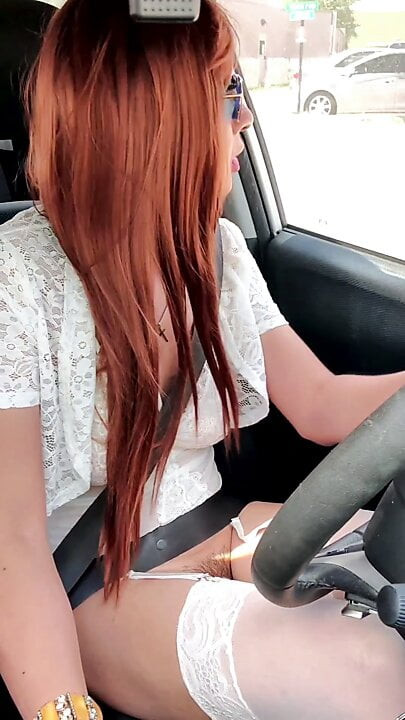 בס הזונה הסיסי רוכבת ברחבי העיר רק בהלבשה תחתונה