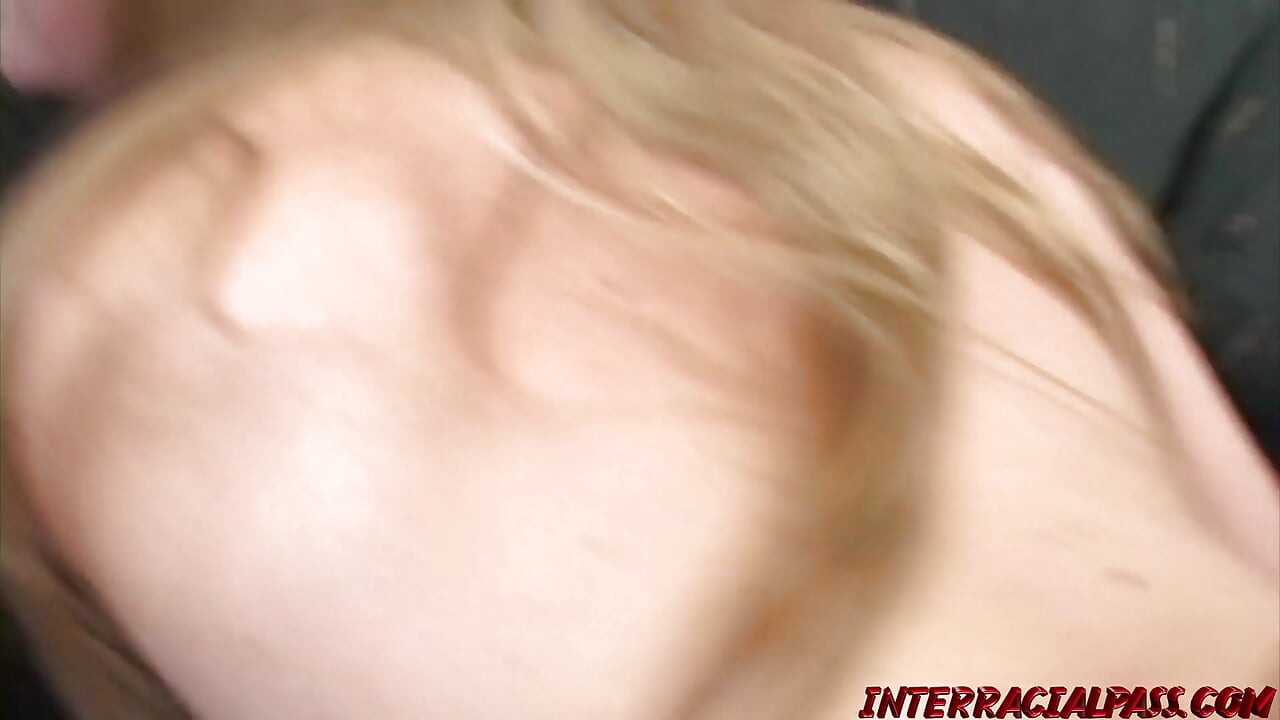 한 번에 하나의 거대한 흑인 자지를 구하는 데 도움이 되는 Denise