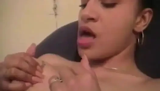 Sevimli yarak emen zenci kadın yatakta beyaz adam tarafından sikiliyor ve dölleniyor