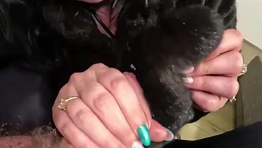 Sürtük olgun gırtlağına kadar alıyor ve siyah mantomda boşalıyor