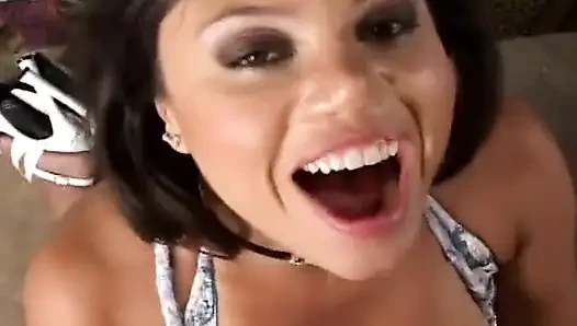 Büyük memeli latin bebek bir profesyonel gibi yarağa biniyor