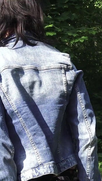 Aranyeső és spriccelés egy úton szombat reggel. Nylon harisnya és harisnyakötő öv, mint mindig, kötelező.