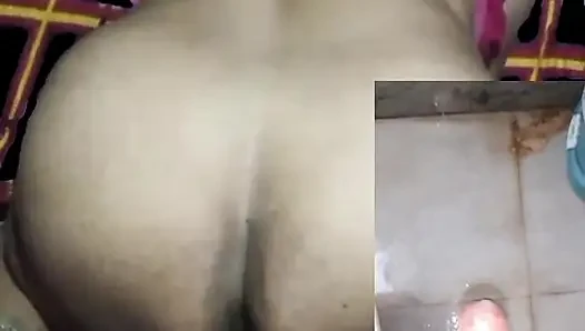 Hintli ev hanımı kocasına çok aç evli kadınla görüntülü görüşme yapıyor