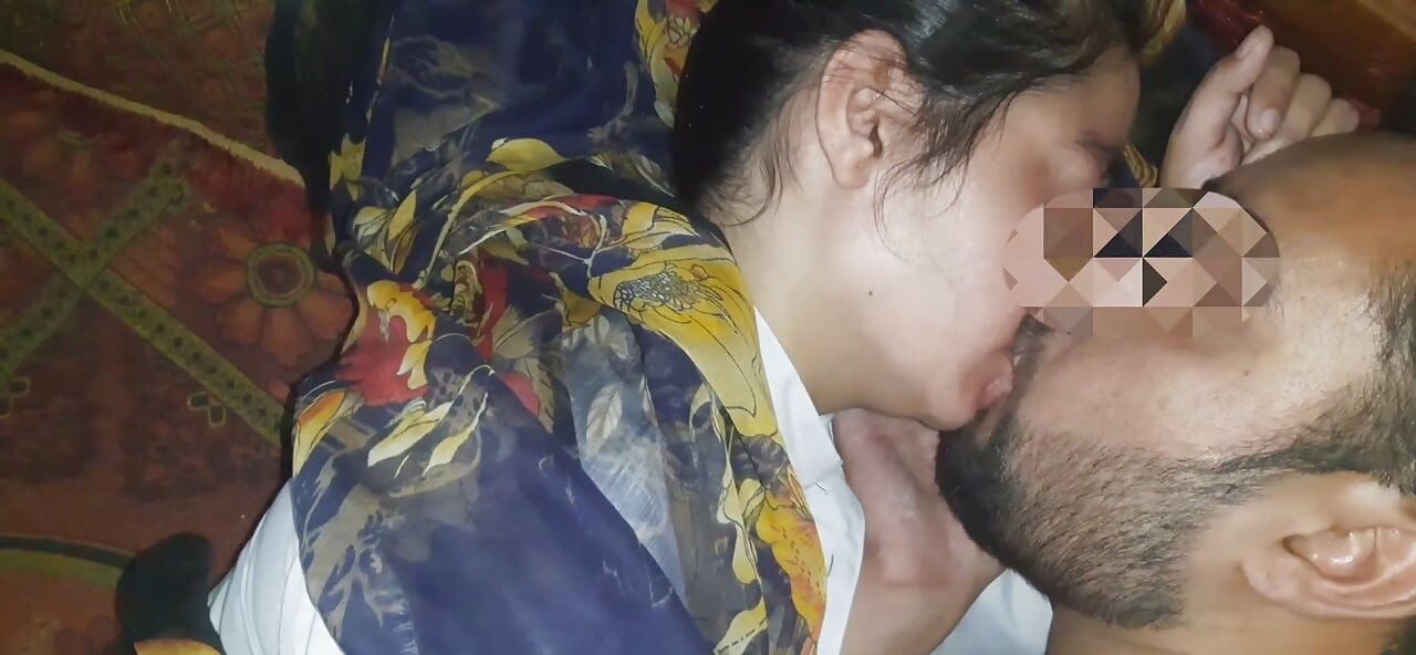 巴基斯坦大學女生浪漫與口交與男友病毒式傳播