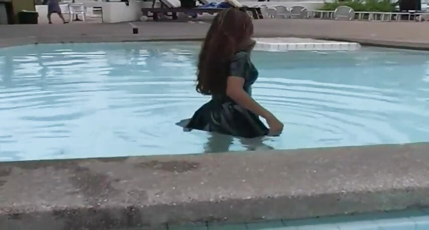 2 latina sexy apresentando fetiche de látex na piscina e na praia