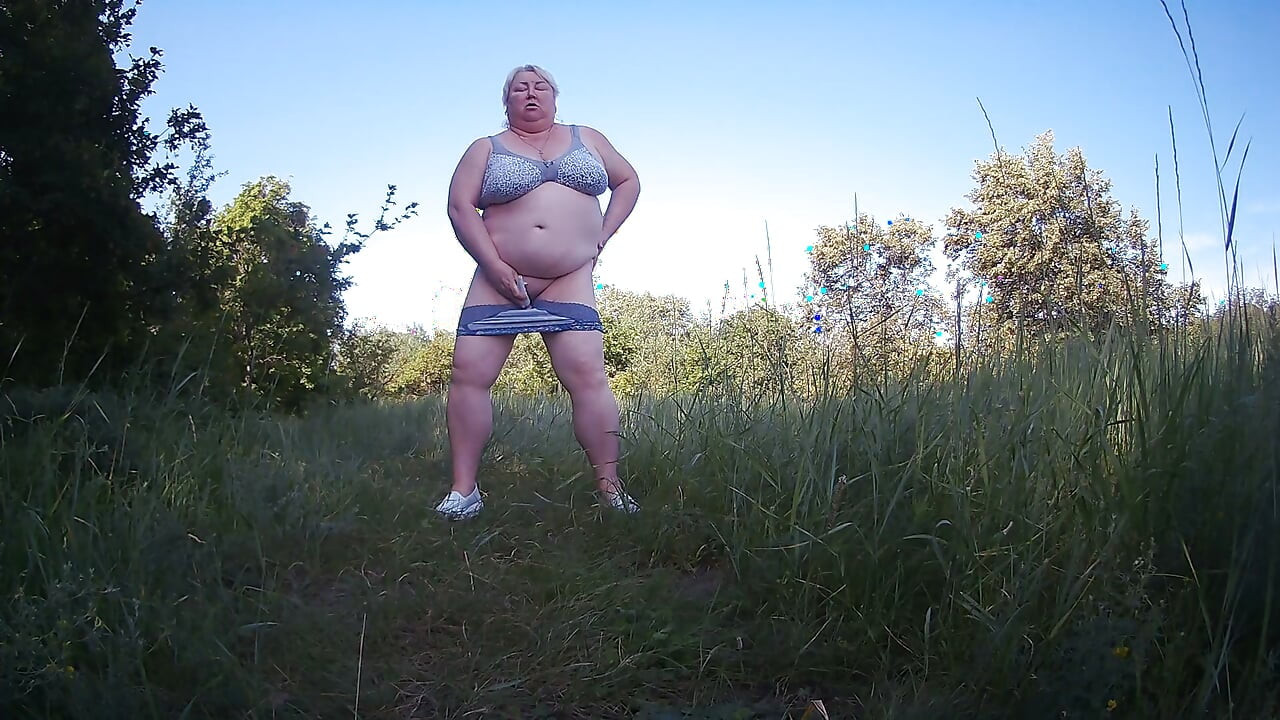 Une belle-mère se déshabille dans le parc et pisse devant tout le monde