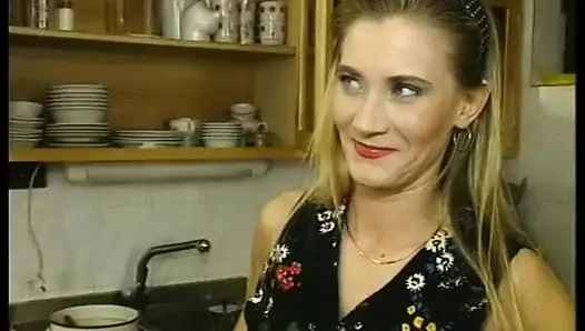 Behaarte milf mit kleinen titten wird geknallt und gesichtsbesamt