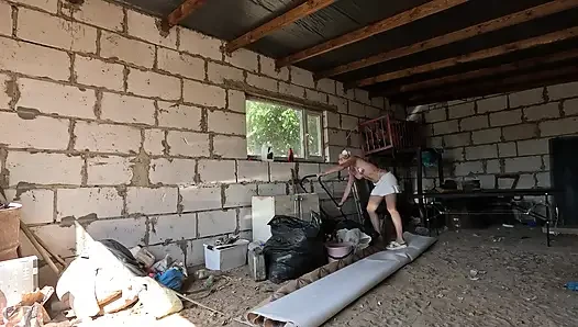Cranking in sexy Plateauschuhen, Lawn Mower & auto beginnt