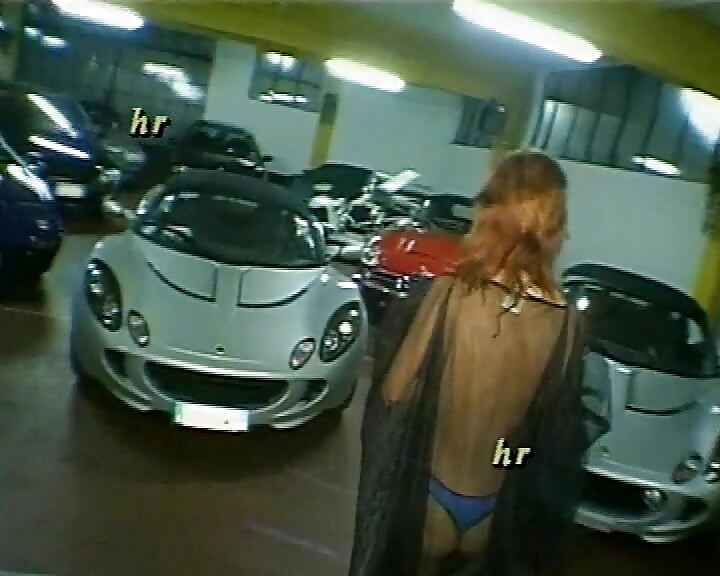 Italian wife masturbates because she always needs heat - Sex