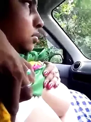 Tamil büyük boobed aunty gösteri ona memeler içeride araba