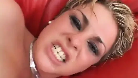 Blonde blondine kriegt tiefe kehle und bekommt zwei riesige spermaladungen in ihren engen arsch