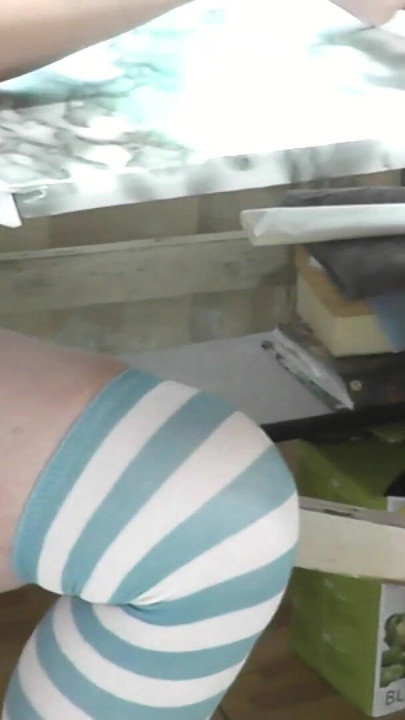 쓰리섬 나체주의자 자연주의자 미시 밀프와 부엌에서 짧은 티셔츠 키스를 한 팬티를 입지 않은 어린 소녀가 합류했습니다. | 클립 3