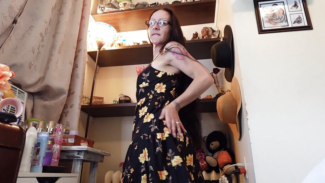 Pantat bahenol cewek nakal ini dientot habis-habisan sambil ganti baju