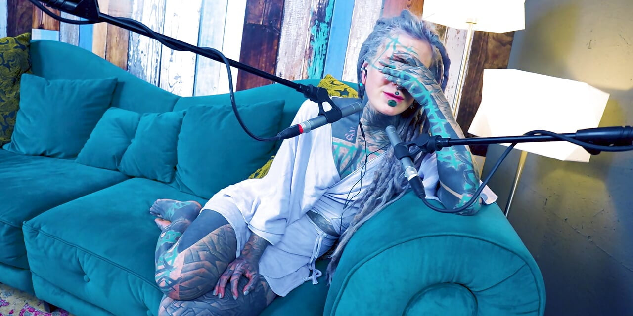 Ich spreche über S - Shame - ASMR podcast SFW spricht goth dünnes mädchen dreadlocks tattoo-modell inked mädchen