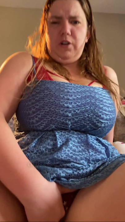 Känslomässigt ögonblick från "POV Fitta blixt och fotförnedring - BBW Domme Marie Striptease och Kantning - Tre vibrator"