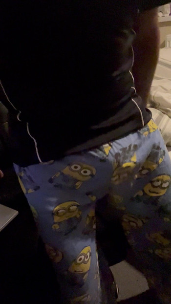 デシの少年が興奮している