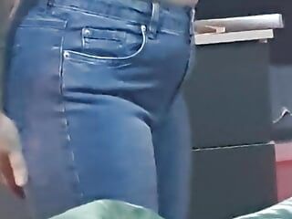 Madrastra con gran culo probándose nuevos jeans delante de hijastro