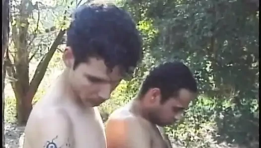Zwei heiße latinas lutschen das werkzeug ihrer männer im wald