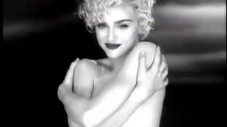 Madonna em topless, mas escondendo os peitos