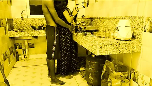 Desi bhabi desi montok dibor cepat dan keras oleh devar mudanya di ruang dapur.