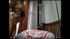 Webcam-Schlampe Naomi Burning bearbeitet ihre Muschi an einem Dildo