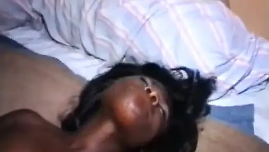 Si cewek hot rambut hitam ini nggak bisa berhenti nyepong kontolmu