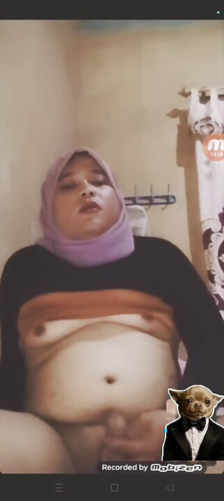 Ivvy se masturba hasta que se corre