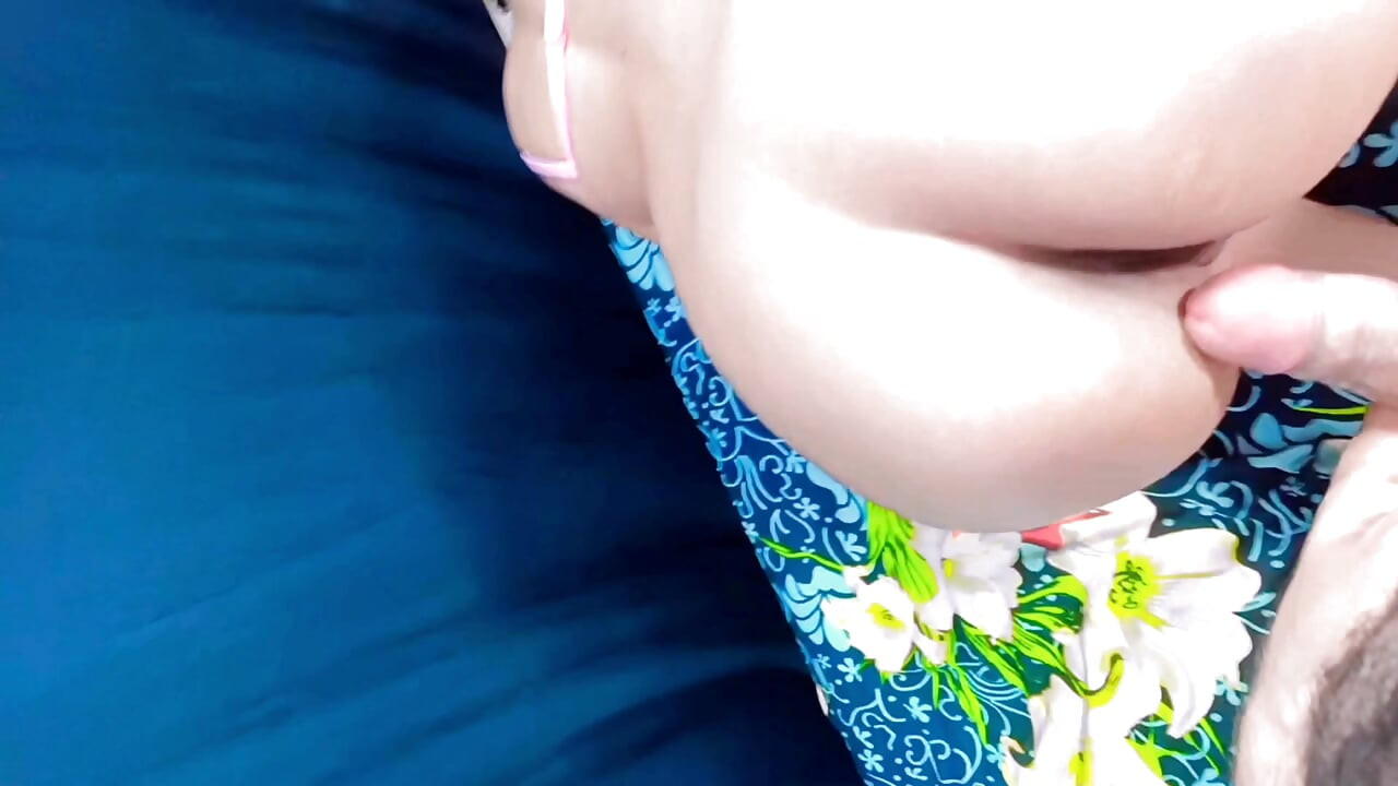 看看我那曲線玲瓏的大薩克西屁股，姐姐抓住了我。我的大妞很生氣，我們共用一張單人床，我繼妹的美女