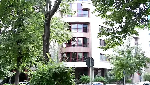 Seksi ateşli sekreter büyük yarakla sert domaltılarak sikilmeden önce güzel bir sakso çekiyor