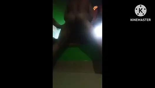 Üvey erkek kardeş duş alırken üvey kız kardeşiyle banyoda sikişti. Hint