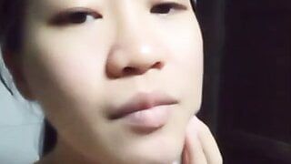 Asiatisches Mädchen wird allein zu Hause gebohrt