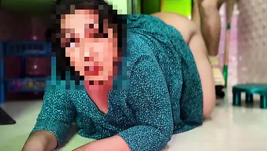 Ateşli orta yaşlı seksi Müslüman yenge mutfakta yemek yaparken debar tarafından anal sikiliyor ve kocası evde değil - Arap anal seks