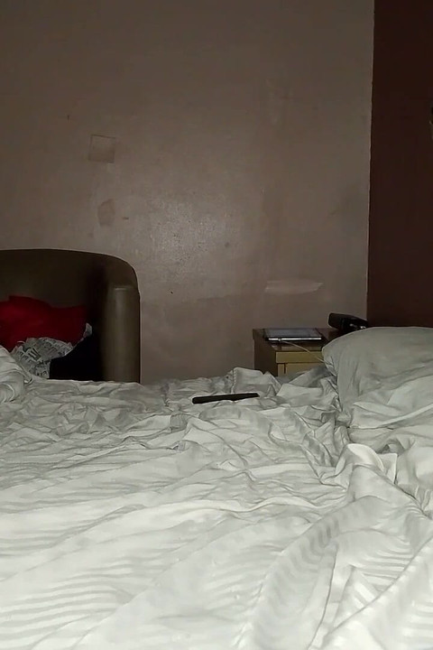 没见过我的女朋友，这让我别无选择，不如操我的床