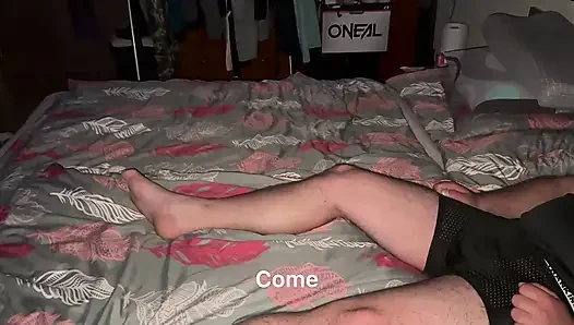 Teman sekamarku mencoba masturbasi baru. Cewek ini suka banget sama kontol cowok ini - video ngobrol