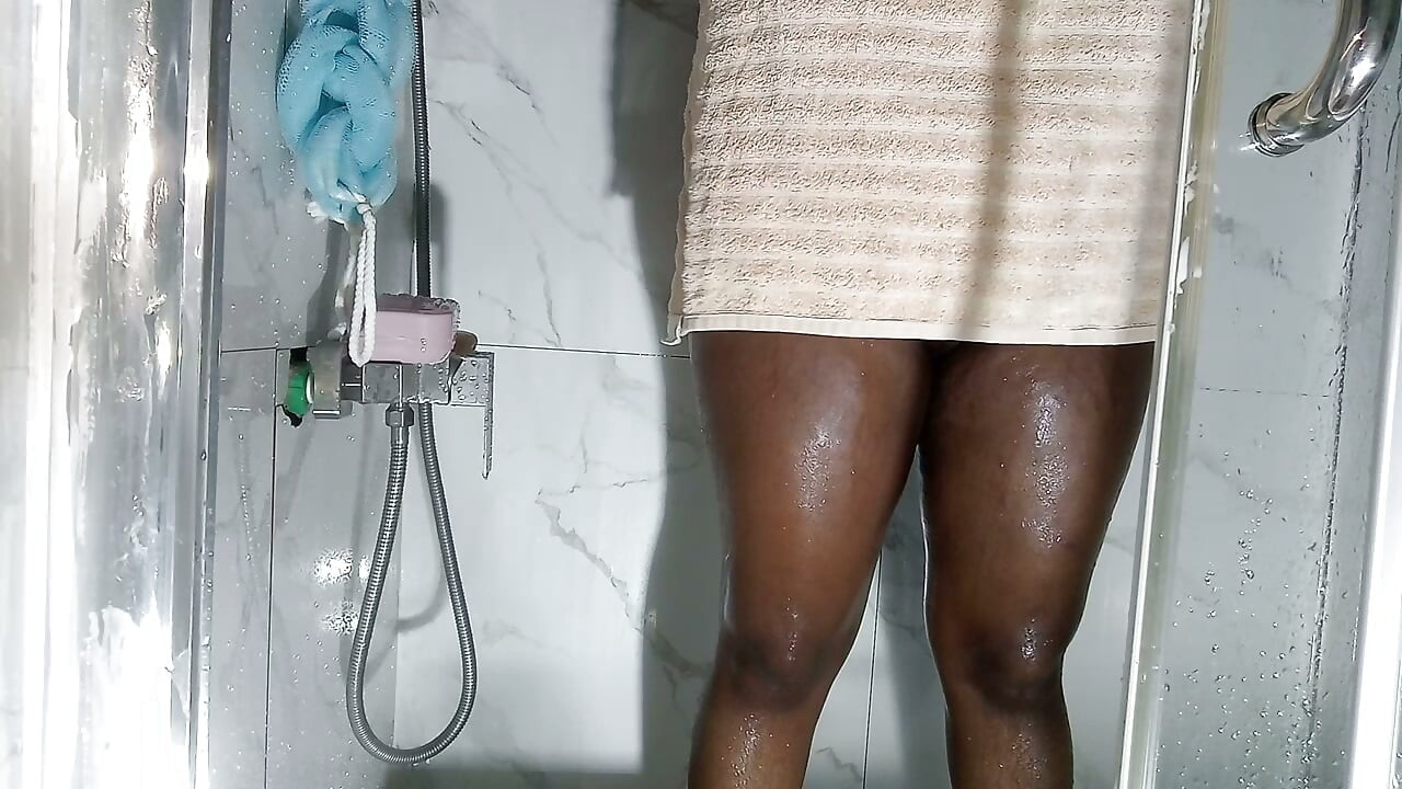 Sucking a Big Dick in the Shower, I Got Really Excited and Asked Him to Fuck Me.
