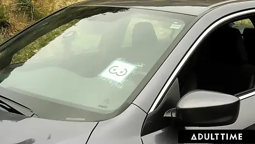 ADULT TIME - taksi şoförü orta yaşlı seksi kadın Maxim Law mükemmel göğüslerini teşhir ediyor ve 5 yıldız için sikini sert çalıştırıyor