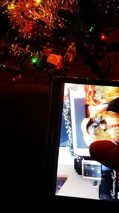 Gozando silenciosamente perto da árvore de natal