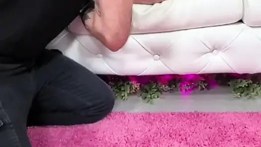 Dolly Paige'in tatlı amcığı dildo emerken yalanıyor!
